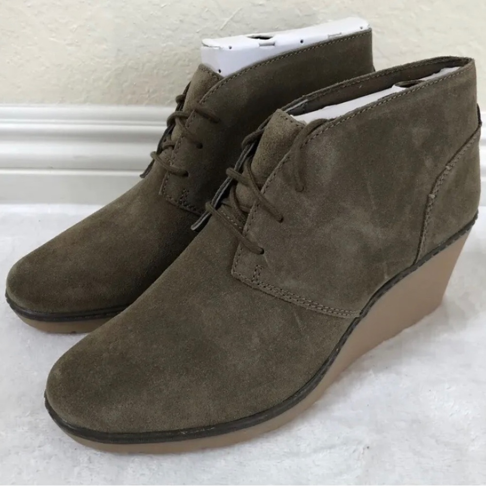 Clarks Hazen Wedge Bootie shoe
Size 8.
New without box Color: tan/olive